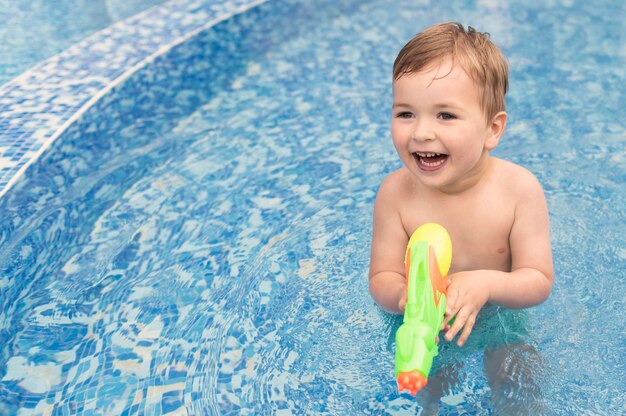 картинка — улыбающийся малыш в бассейне
